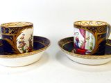 deux tasses et soucoupes posées côte à côte sur une table