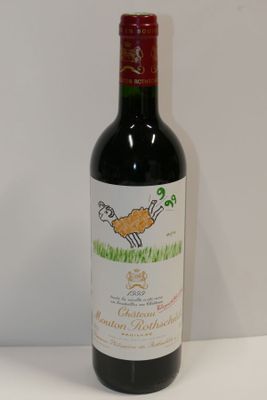 une bouteille de vin posée sur une table