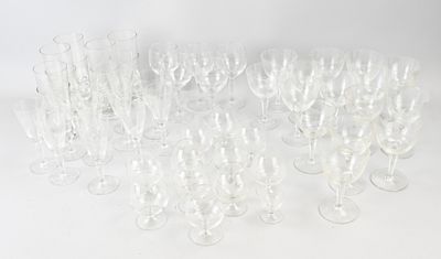 un grand nombre de verres à vin vides posés sur une table