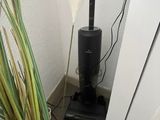 une plante placée près d'un poêle, dans un coin de la pièce