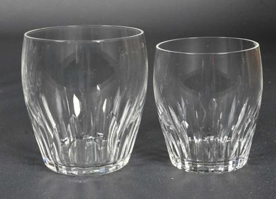 une paire de verres à eau en verre transparent posés sur une surface noire