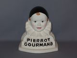 une figurine représentant une femme portant une pancarte