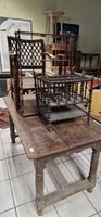 Table de ferme rustique en chêne, un fauteuil, une étagère m…