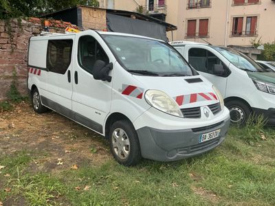 deux fourgonnettes garées l'une à côté de l'autre sur l'herbe