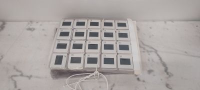 une photo d'une télécommande posée sur une table en marbre