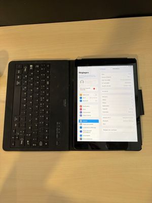 un ordinateur portable et une tablette posés côte à côte sur un bureau