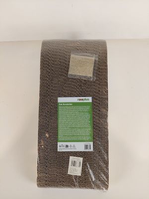 un gros plan sur un morceau de tissu posé sur une surface blanche