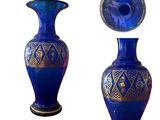 deux vases bleus placés l'un à côté de l'autre