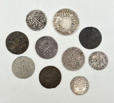 six types différents d'argent et de pièces d'argent sur un fond blanc