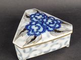 une image représentant une boîte bleue et blanche ornée de fleurs