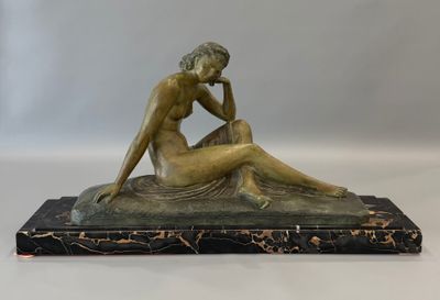 statue en bronze représentant une femme assise sur un socle en marbre
