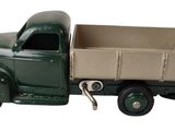 un petit camion jouet vert avec une caisse marron à l'arrière