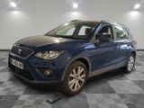 la voiture bleue est garée sur le sol en damier d'un garage