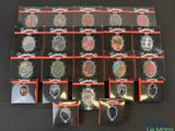 un gros plan sur un tas de boutons de différentes couleurs posés sur une table