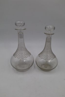 Deux carafes en cristal à décor gravé lancéolé sur le col et…