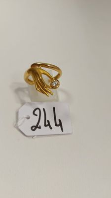 Gros plan sur une bague en or portant une étiquette