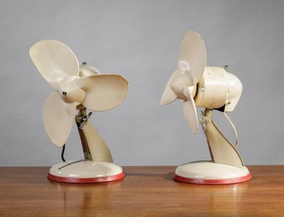 deux éventails blancs et rouges posés sur une table en bois