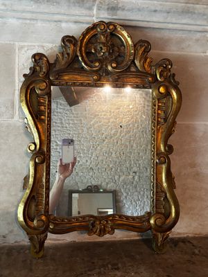 un miroir accroché au mur d'une pièce
