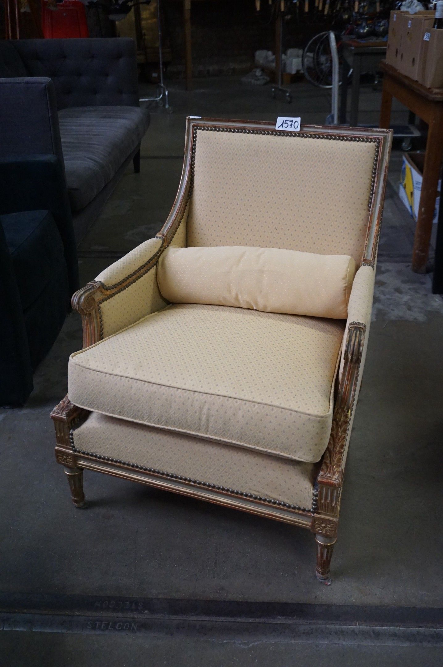 magnifique fauteuil doré de style Louis XVI