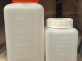 deux récipients en plastique posés sur une étagère