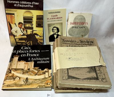 plusieurs livres sont empilés sur une table