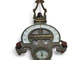 une horloge accrochée au mur