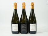 trois bouteilles de vin posées l'une à côté de l'autre sur une table
