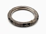 un gros plan d'un bracelet en argent orné de pierres noires