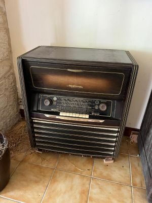 une vieille radio posée par terre
