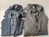 deux vestes sont posées l'une à côté de l'autre sur une table
