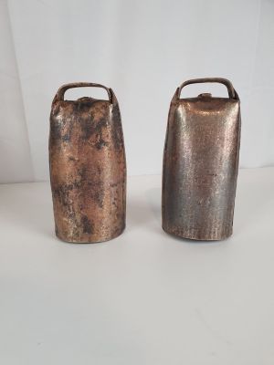 deux récipients métalliques posés sur une surface blanche