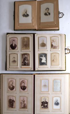 Plusieurs vieilles photos d'hommes et de femmes sont accrochées au mur