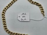 un bracelet en chaîne d'or sur lequel est accrochée une étiquette de prix