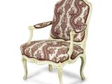 une image représentant une chaise dont le dossier et les accoudoirs sont recouverts d'un tissu à motifs
