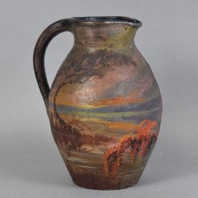 un vase avec un tableau posé sur une table