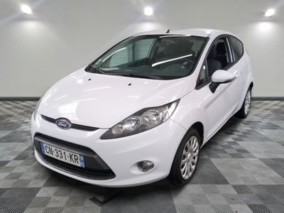 la ford fiesta blanche est garée dans une pièce au sol à carreaux