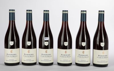 six bouteilles de vin sont alignées sur une table