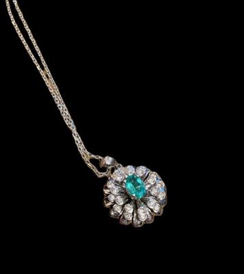 gros plan d'un collier sur fond noir