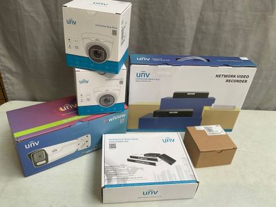 Plusieurs cartons contenant des appareils photo sont empilés les uns sur les autres