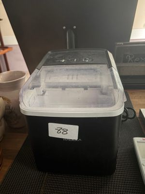 Une petite machine à glaçons RADIOLA.