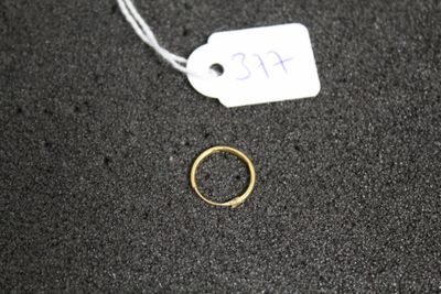 un gros plan sur une bague et une étiquette de prix posées sur une table