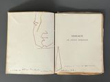 un livre ouvert sur lequel est dessiné le visage d'un homme