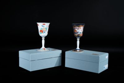 deux verres à vin posés sur une boîte bleue