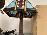une lampe posée sur une table à côté d'une boîte