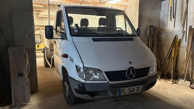 une camionnette blanche garée dans un garage