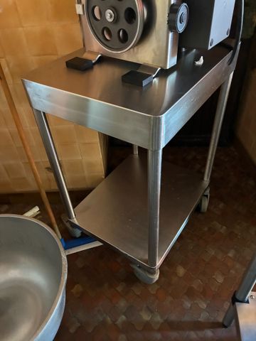 3 dessertes inox ou aluminium (dont 1 à roulette)