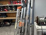 un tas d'outils posés sur une étagère dans un garage