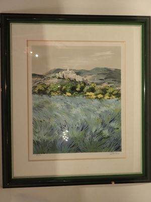 une image d'un tableau accroché au mur d'une pièce