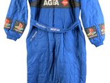 combinaison de course bleue avec des bordures noires et rouges sur fond blanc