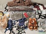 beaucoup de vêtements et de chaussures par terre